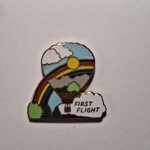 VINTAGE "FIRST FLIGHT" HOT AIR BALLOON CLOUD & RAINBOW GOLD TONE LAPEL/HAT PIN